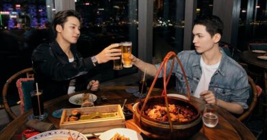 MINGYU และ VERNON แห่ง SEVENTEEN ปัก ‘แลนด์มาร์กวิวกลางคืนสุดปัง’ ริมอ่าวฮ่องกง