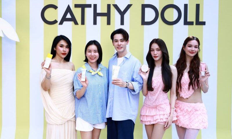 สยามแตก! CATHY DOLL เนรมิตรันเวย์สู้แสง ดึง “แตงกวา-เหนือ” แท็กทีม สายป่าน (SP Saypan) อวดผิวออร่าท้าแดดในงาน “THE SUN DON’T CARE”