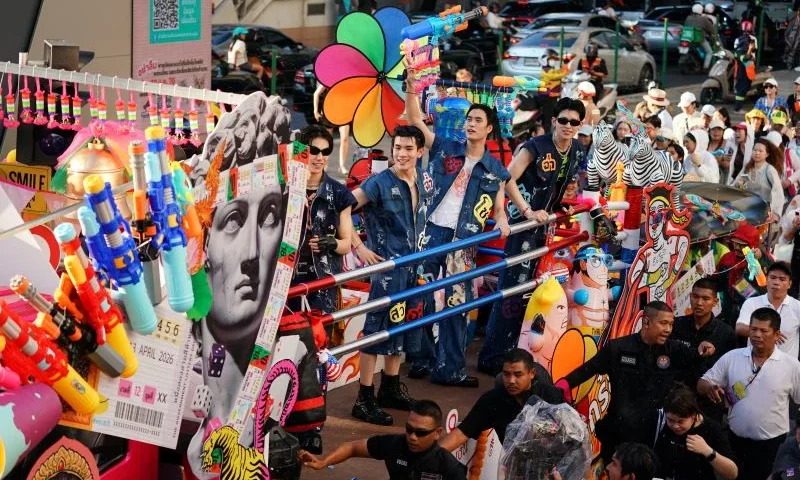 คิง เพาเวอร์ จัดงาน “อภิมหาสงกรานต์รางน้ำ THE JOY OF THAI ตะลุยสุข สนุกไทย” รวมมิตร อภิ ‘มาหา’ ความมันส์” จัดเต็มมหกรรมความบันเทิง ตั้งแต่วันนี้ถึงวันที่ 14 เม.ย. นี้