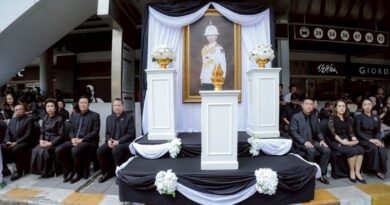 คณะผู้บริหาร และพนักงานกลุ่มบริษัท เอ็ม บี เค ร่วมเฝ้าฯ รับเสด็จในหลวง พระราชินี และพระบรมวงศานุวงศ์