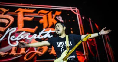 ยิ่งใหญ่สมศักดิ์ศรีร็อคสตาร์! “เสก โลโซ” บุกเดอะมอลล์โคราช ขน 23 เพลงฮิต “SEK LOSO Rebirth KORAT” พร้อมซีนกราบแม่บนเวทีต้อนรับวันแม่แห่งชาติ